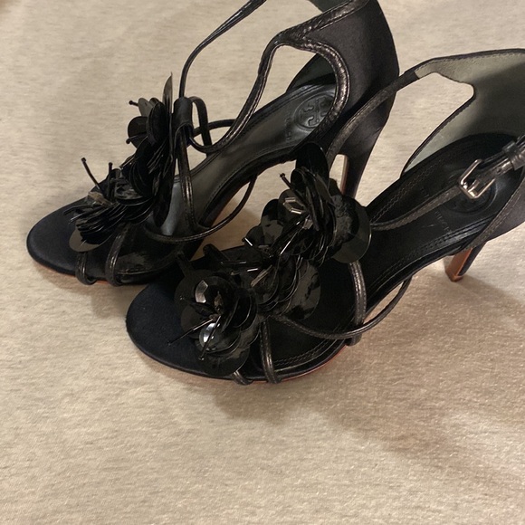 GORGEOUS Tory Burch flower appliqué heels - Picture 3 of 9